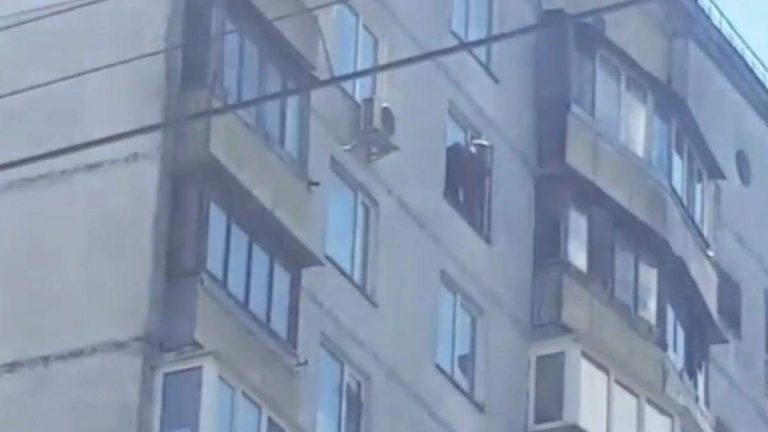 В Киеве мужчина танцевал на карнизе 15 этажа (ВИДЕО)
