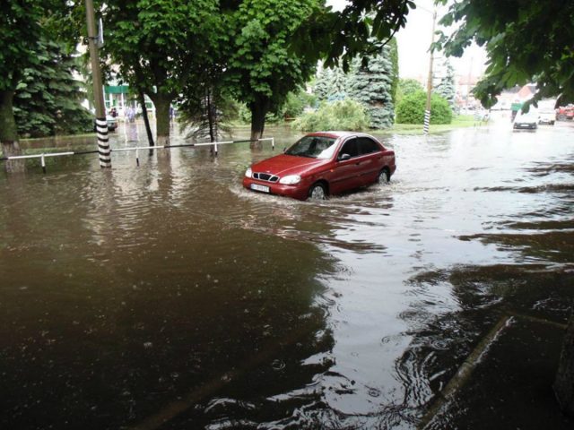 После мощного ливня улицы Полтавы превратились в реки (ВИДЕО)