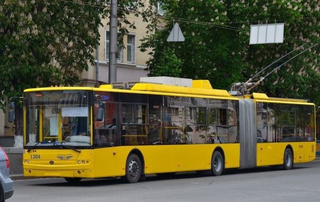 Харьковчанка бросилась под троллейбус