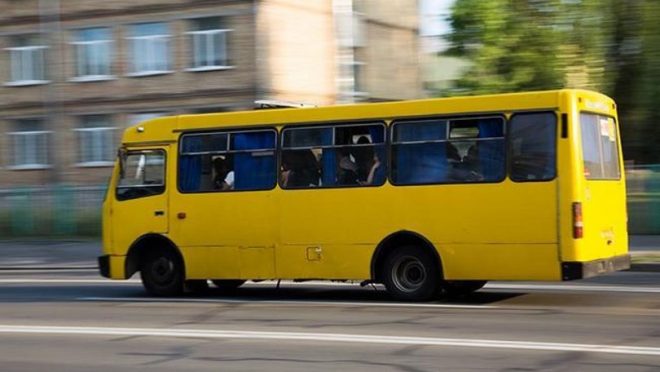 В Киеве маршрутку ремонтировали на дороге (ВИДЕО)