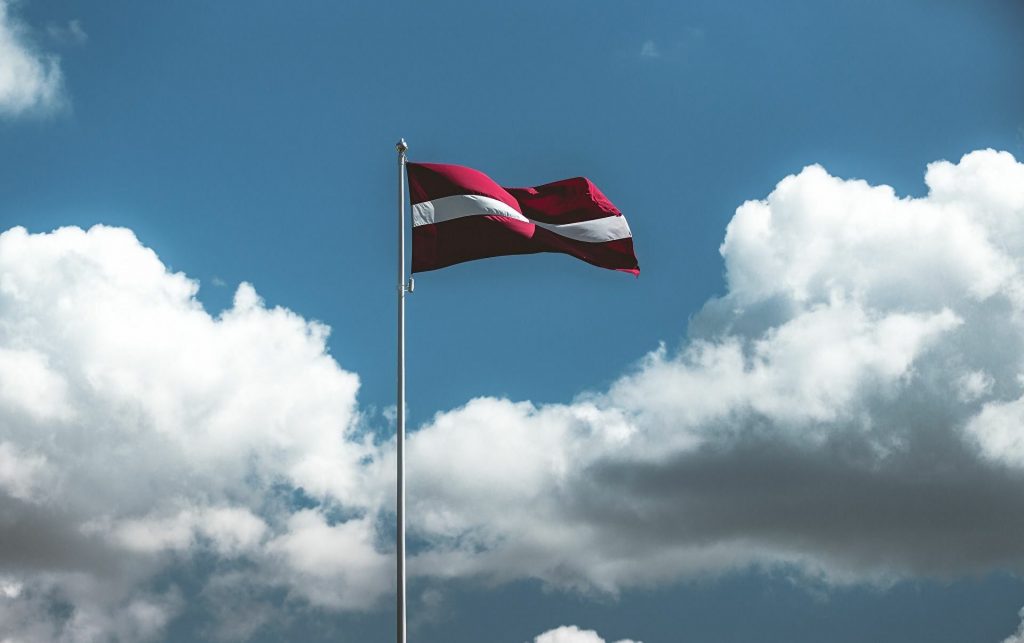 Латвия попросит около 3600 граждан РФ покинуть страну