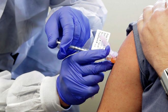 В Украине получили первую дозу COVID-вакцины более миллиона человек