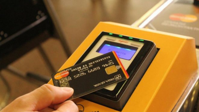 В метро Киева заблокирована оплата картой банка и приложениями 
