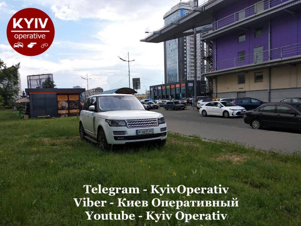 В Киеве автохам бросил авто на газоне у гигантской парковки (ФОТО)