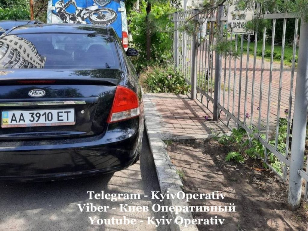 В Киеве на Оболони автохам перекрыл вход в детсад (ФОТО)