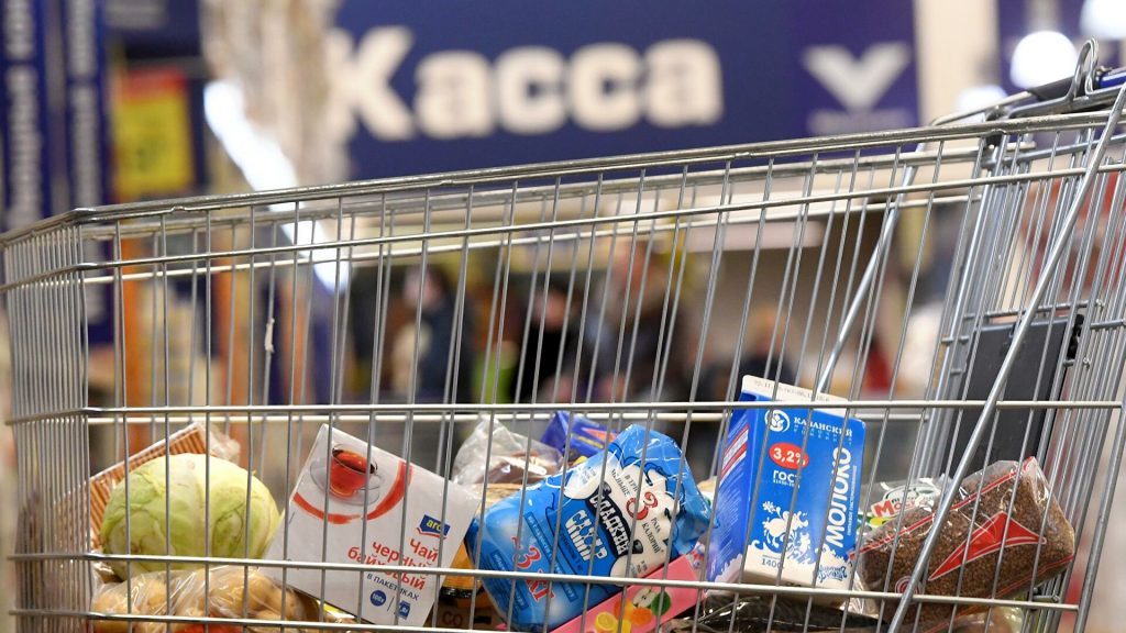 Украинцы больше всего денег тратят на продукты и напитки &#8212; Госстат (ФОТО)