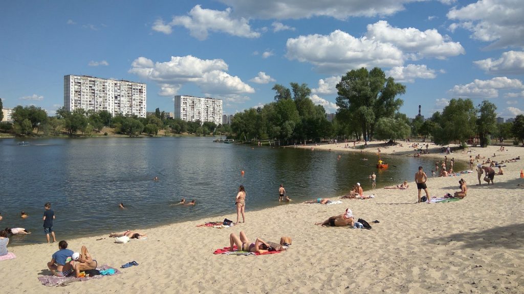 В Киеве запретили купаться на 4 пляжах из-за кишечной палочки