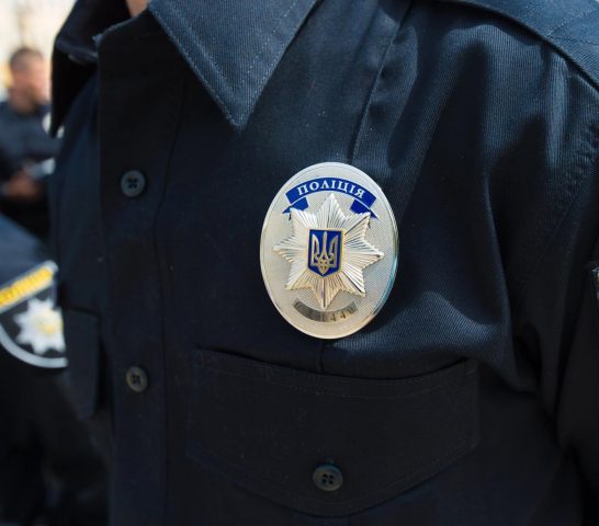 Столичный патрульный выбил телефон из рук бдительной киевлянки