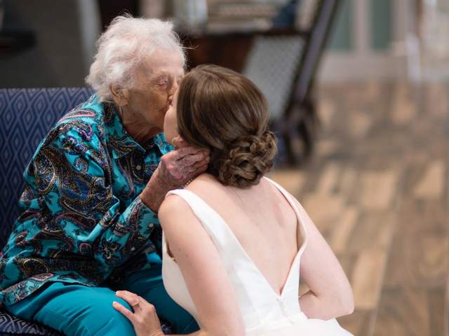Девушка организовала для 102-летней бабушки свадебную фотосессию (ФОТО)