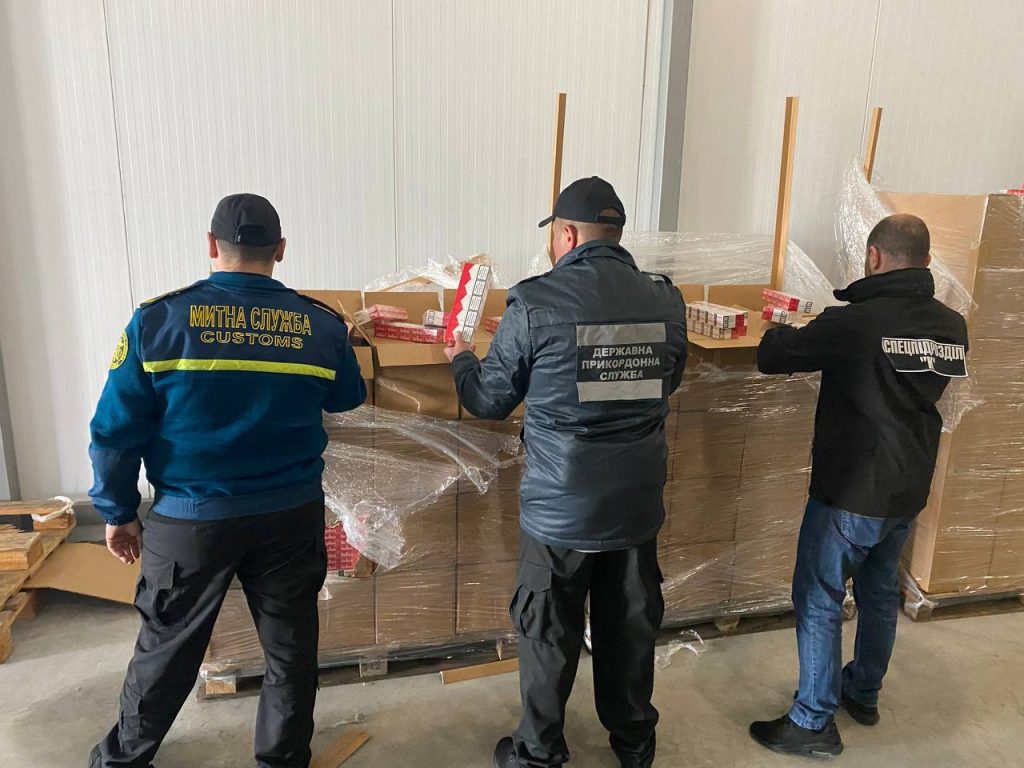 На границе с Румынией пограничники выявили 400 ящиков контрафактных сигарет