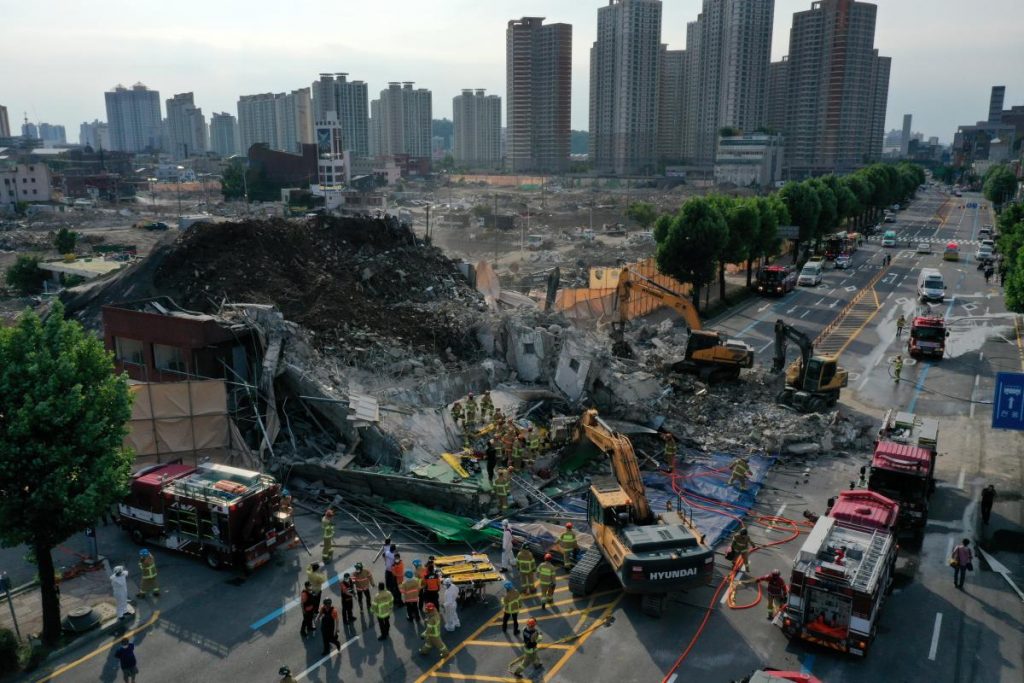 Девять погибших: в Южной Корее пятиэтажка упала на автобус (ФОТО)