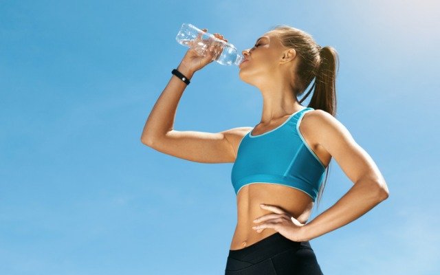 Медики рассказали, как вода помогает бороться с лишним весом