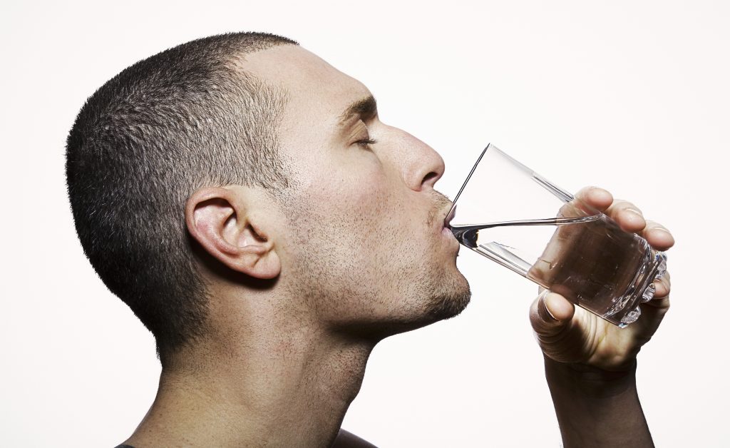 Диетолог: чистая вода поможет избежать набора веса