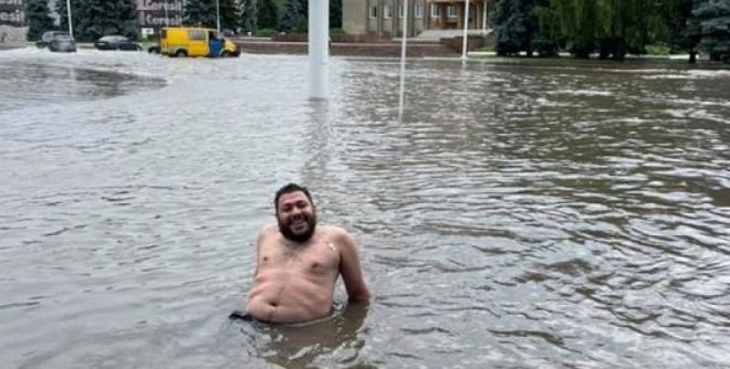 Ливнем затопило Измаил: мужчина нырял в воду перед мэрией (ФОТО, ВИДЕО)