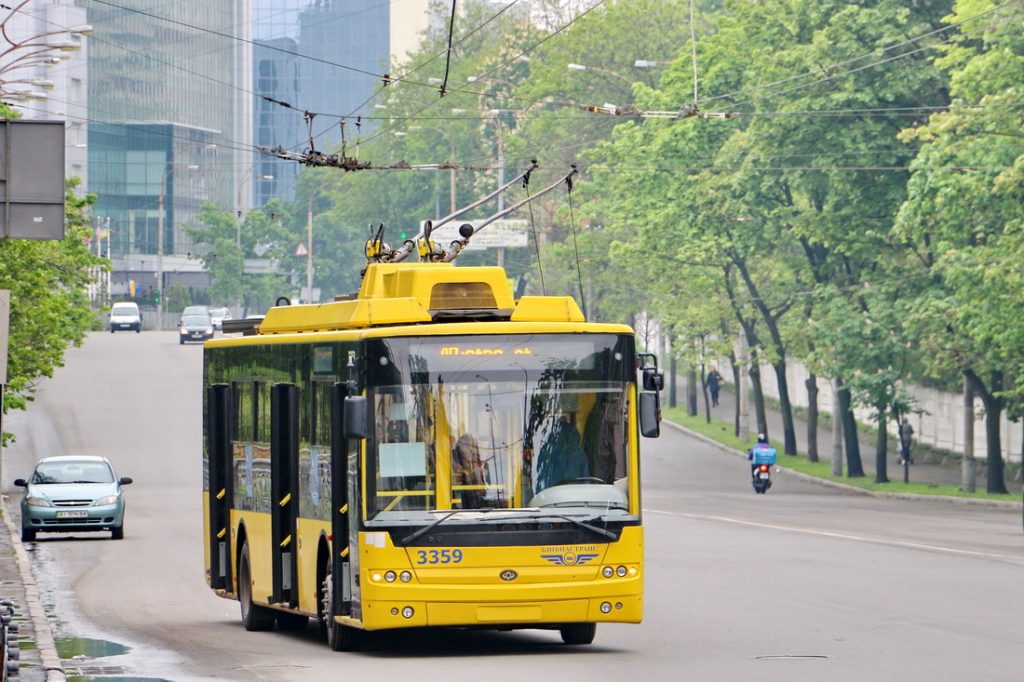 В Киеве пассажиры толкали троллейбус и «затолкали» его в Nissan (ВИДЕО)