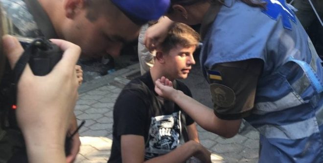 На ЛГБТ-марше под ОПУ мужчина укусил за ухо подростка (ФОТО, ВИДЕО)