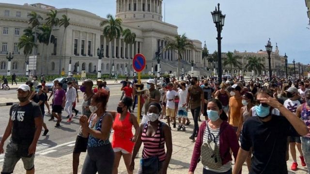 Требуют смены политического курса: на Кубе вспыхнули протесты (ВИДЕО)