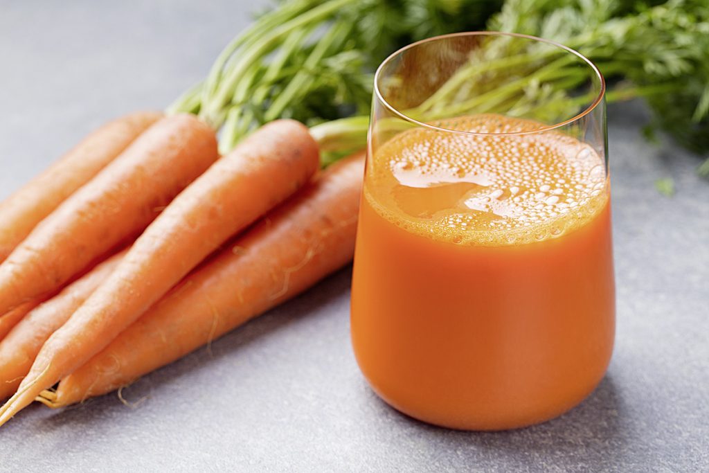 Медики рассказали, чем полезен морковный сок