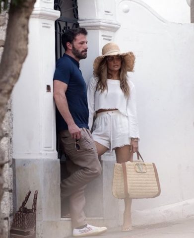 Дженнифер Лопес и актер Бен Аффлек продолжили романтический отпуск на Капри (ФОТО)