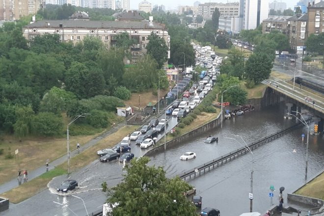 В Киеве на затопленной ливнем станции метро начался утренний коллапс: поток людей (ВИДЕО)