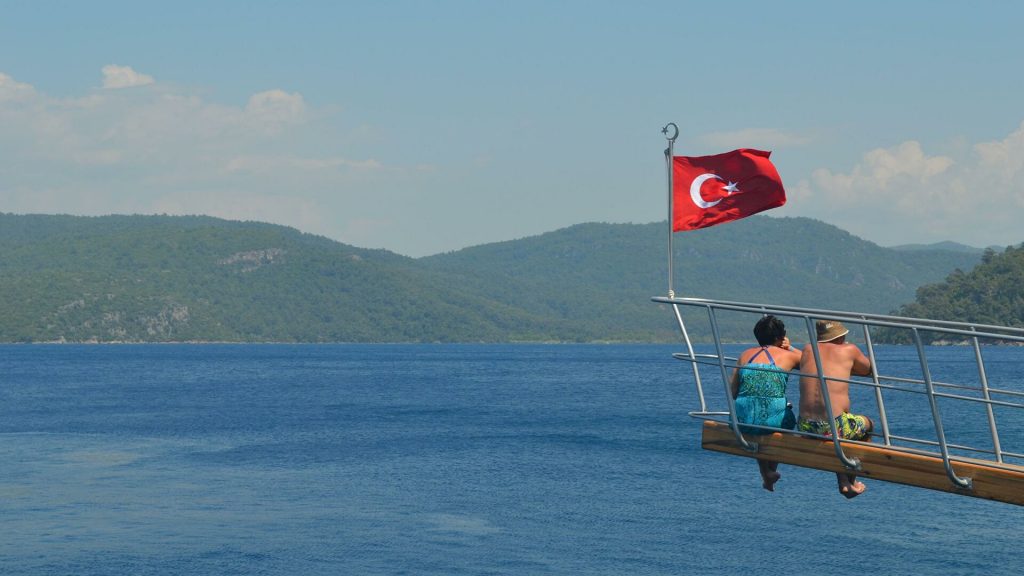 В Турции во время морской прогулки затонул экскурсионный катер