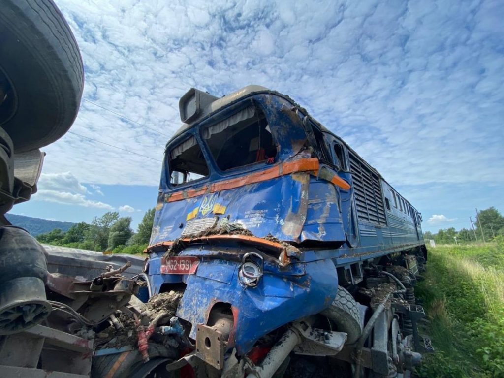 На Закарпатье пассажирский поезд протаранил грузовик (ФОТО, ВИДЕО)