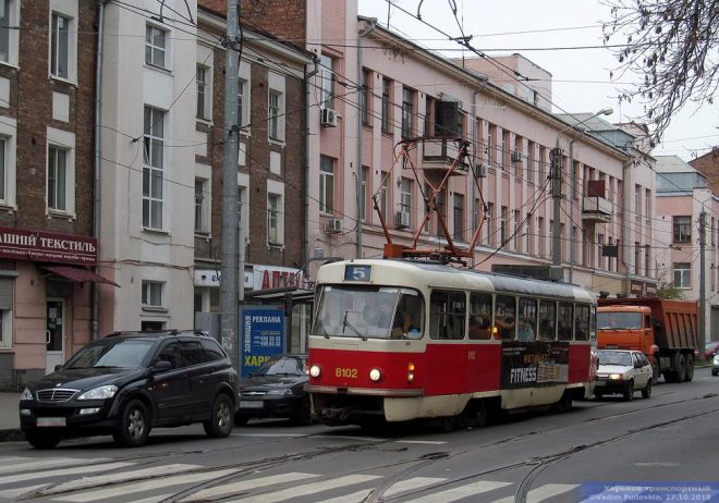  В Харькове водитель остановил трамвай, чтобы покурить с другом (ВИДЕО)