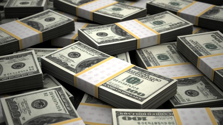 Экономист объяснил, почему украинцы массово продают доллары