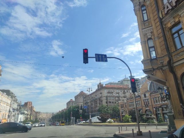 В Киеве увидели «мелодраматический» светофор (ФОТО)