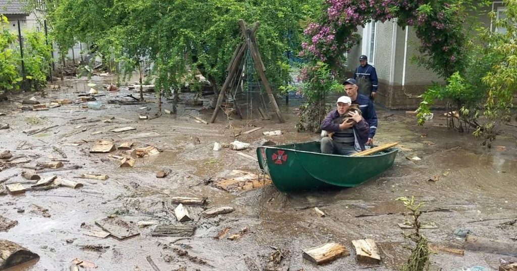 Непогода в Украине: на Закарпатье затопило несколько сел (ВИДЕО)