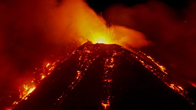 В Италии проснулся самый большой вулкан Европы (ВИДЕО)