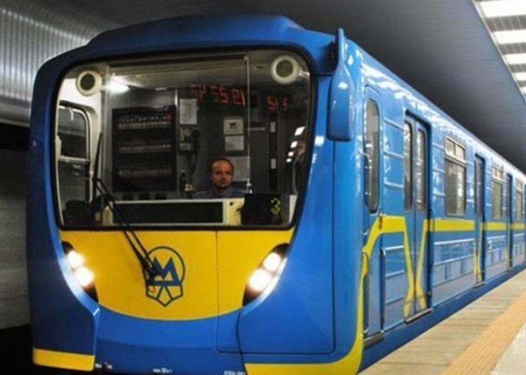 В Киеве на «красной» ветке метро мужчина упал под поезд: соцсети пишут, что он погиб (ФОТО)