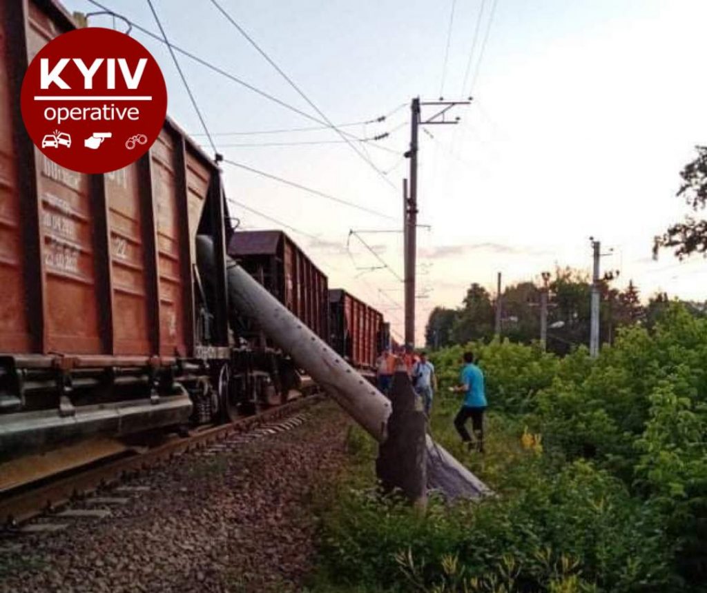 Задержка поездов из-за аварии с товарняком под Киевом: появились фото