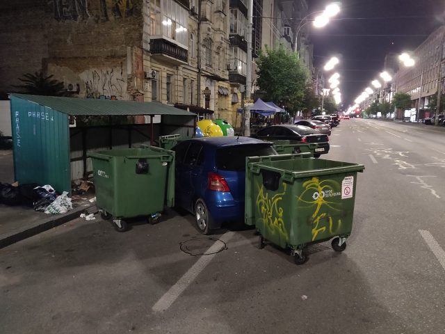 В Киеве мусорщики оригинально наказали «героя парковки» (ВИДЕО)