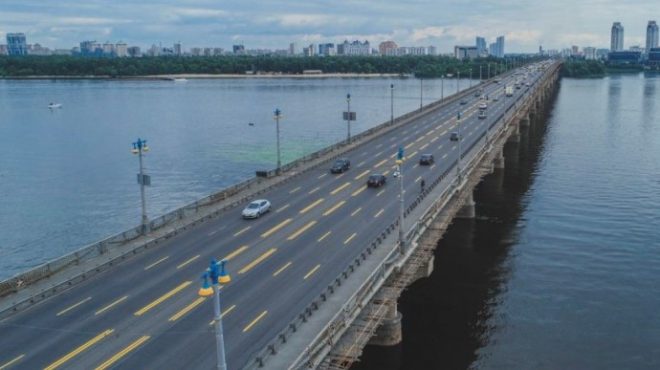  В Киеве вновь прорвало трубу на мосту Патона (ВИДЕО)