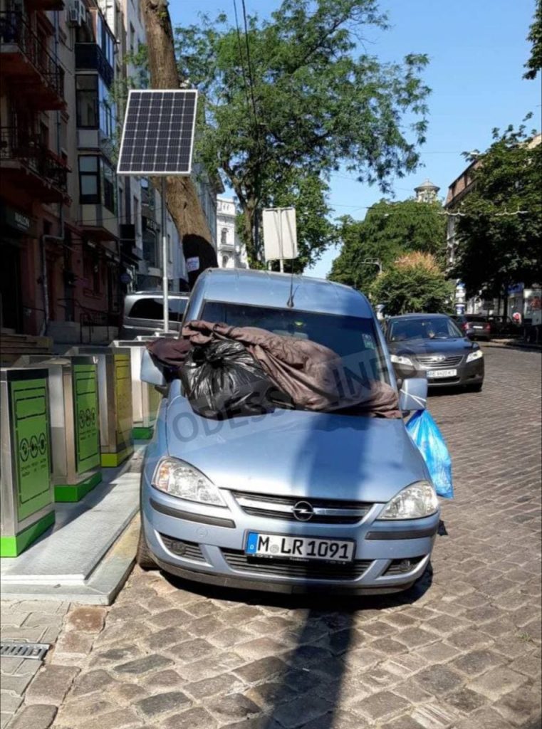 В Одессе устроили «мусорное» наказание для «героя парковки» (ФОТО)