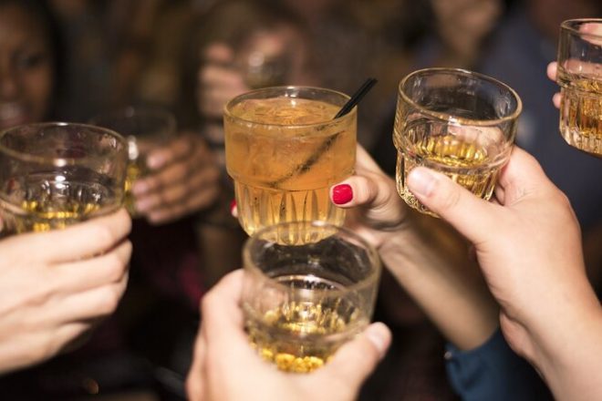 Замужние женщины пьют больше алкоголя &#8212; ученые