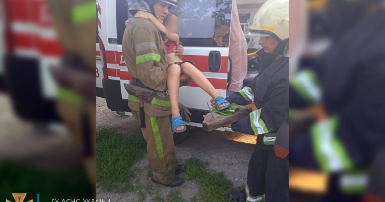 В Днепропетровской области 8-летняя девочка напоролась на гвоздь: понадобились спасатели (ФОТО)