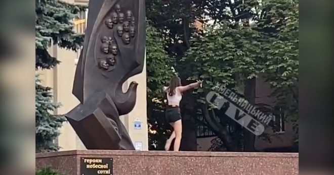 В Хмельницком девушка станцевала на памятнике героям Небесной сотни (ФОТО, ВИДЕО)