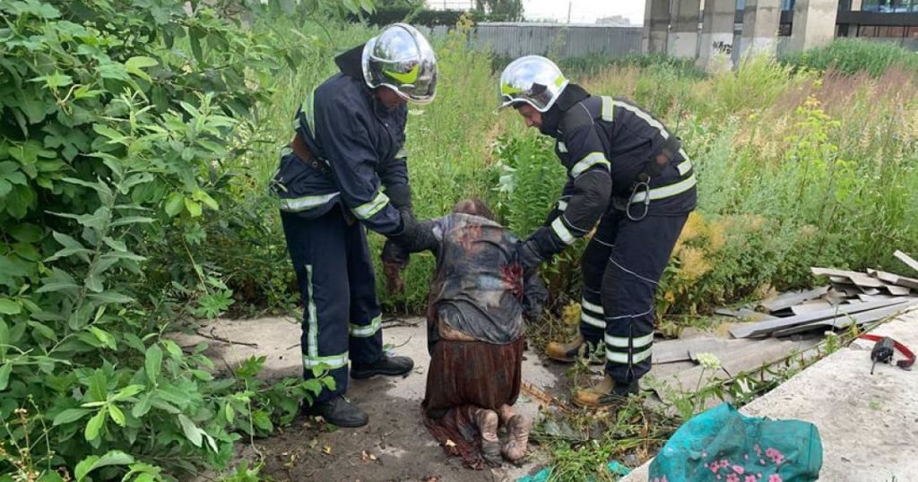 В Ровно женщина провалилась в канализацию и провела там всю ночь (ФОТО)