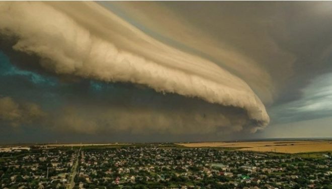 В Запорожской области в небе увидели «воздушное цунами» (ФОТО, ВИДЕО)