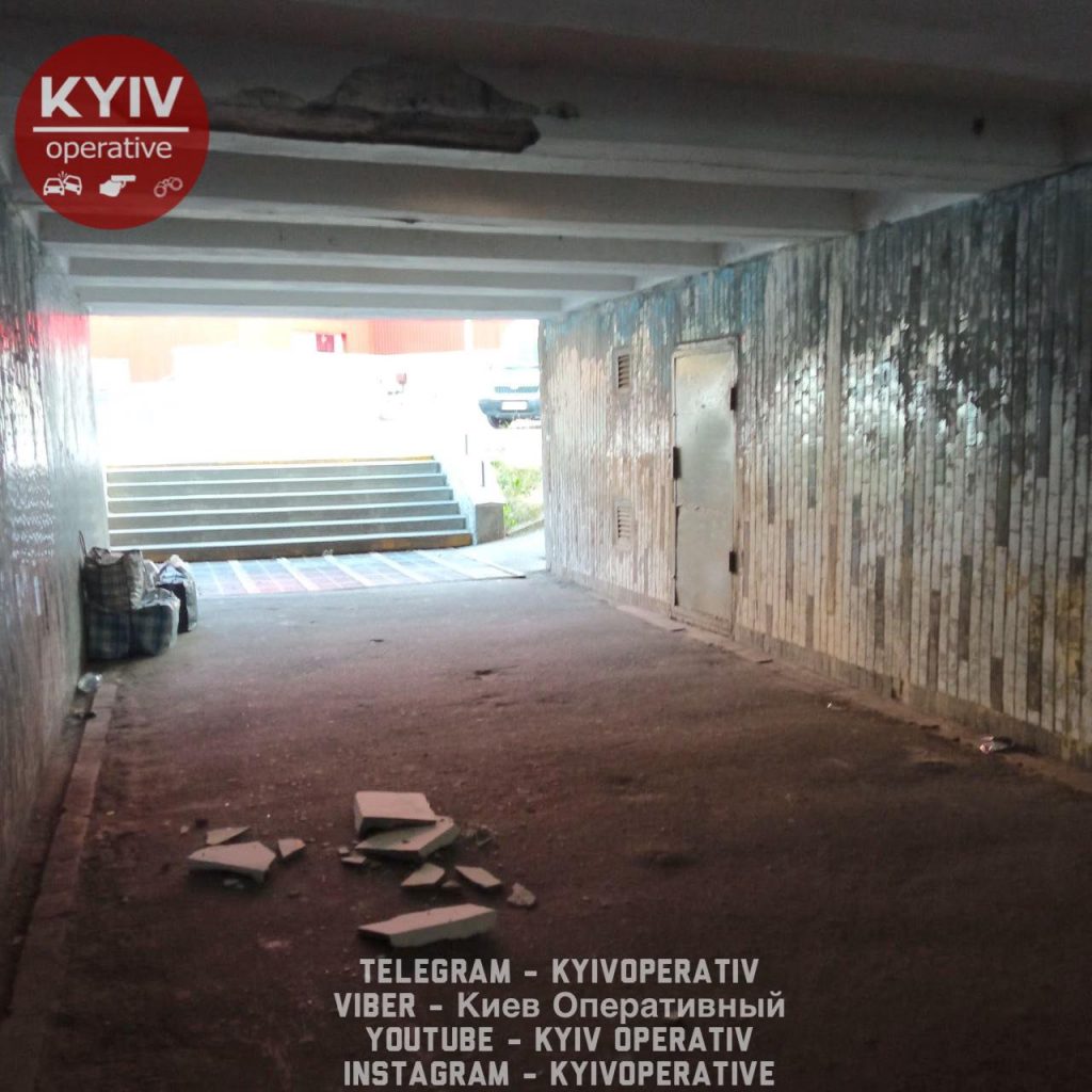 В Киеве в подземном переходе обвалился потолок (ФОТО) 