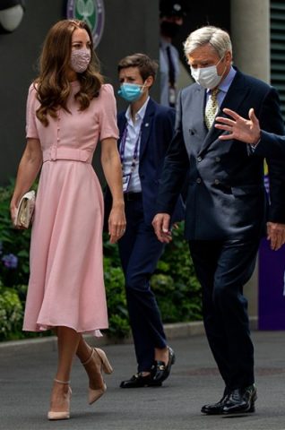 Кейт Миддлтон появилась на публике в нежно-розовом платье в сопровождении отца (ФОТО)