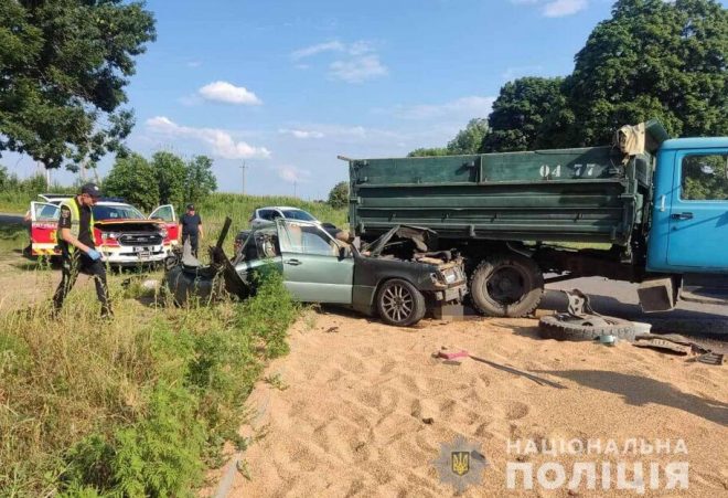 В Винницкой области Mercedes влетел в грузовик: погибли отец и сын (ФОТО)