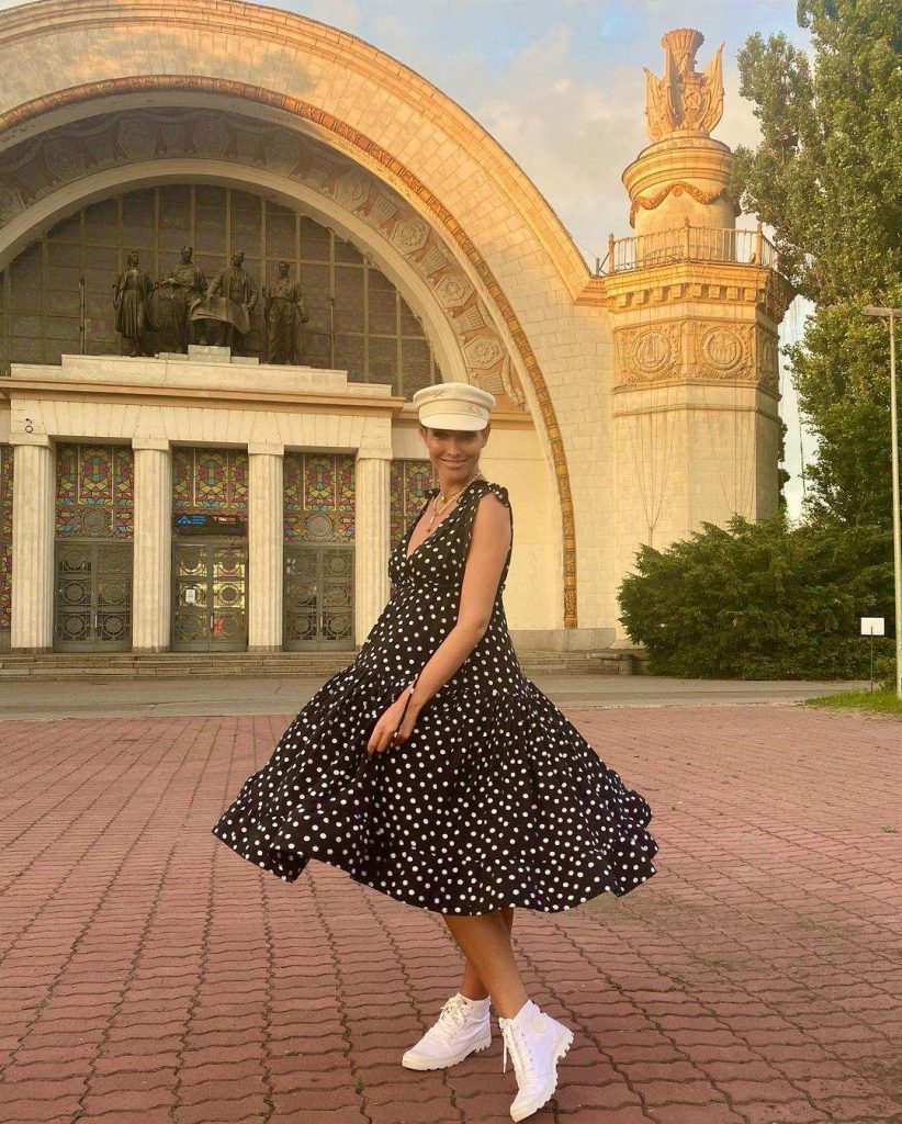 Беременная Катя Осадчая в черном платье очаровала поклонников (ФОТО)