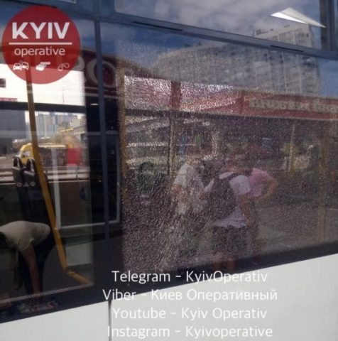 В Киеве камень вылетел из-под газонокосилки и попал в маршрутку (ФОТО)