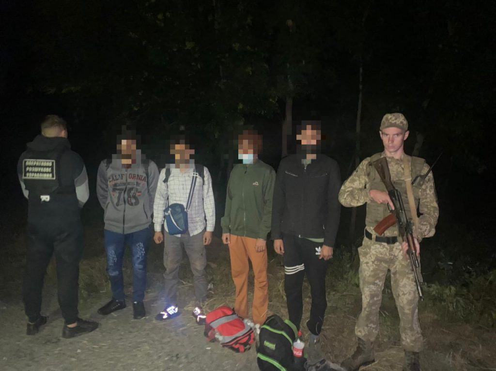 Мукачевские пограничники задержали группу нелегалов из Индии (ФОТО)