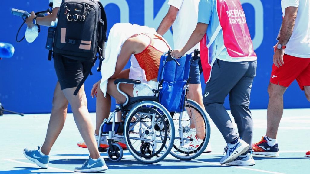На Олимпиаде испанскую теннисистку увезли с корта на коляске (ФОТО)