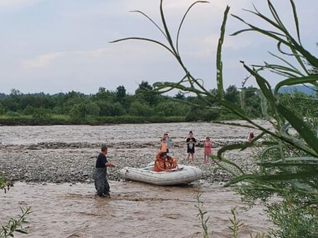 На Ивано-Франковщине затопило село: дети и взрослые «отрезаны» от дороги (ФОТО)