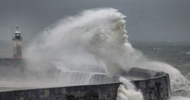 На севере Англии во время шторма запечатлели «лицо» Посейдона (ФОТО, ВИДЕО)